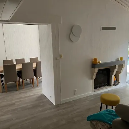 Prázdninový dům Maison Spacieuse Proche De La Avec Piscine *