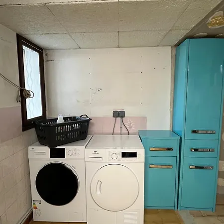 Prázdninový dům Maison Spacieuse Proche De La Avec Piscine