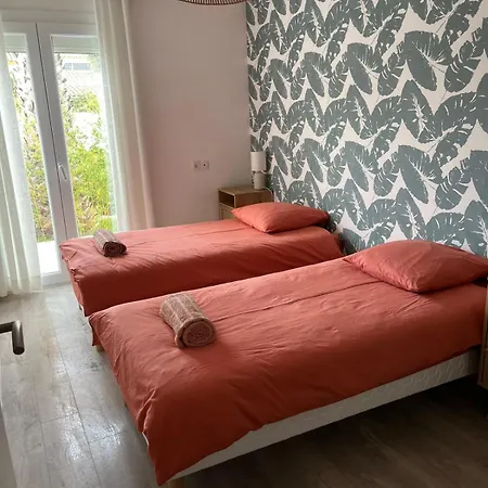 Hébergement de vacances Maison Spacieuse Proche De La Avec Piscine *