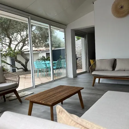Maison Spacieuse Proche De La Avec Piscine